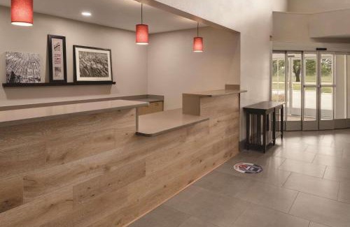 Cedar Falls Hotel | Great Amenities at Country Inn & Suites, Cedar Falls, IA