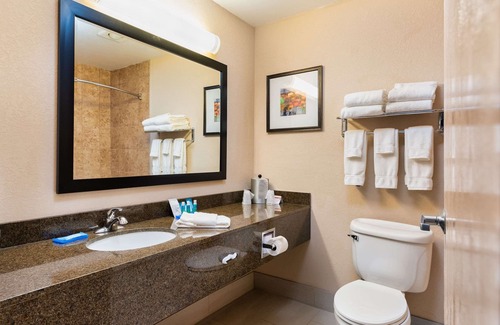 South Haven Hotel | Relaxing Retreat at Country Inn & Suites, South Haven