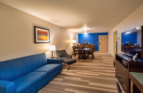 South Haven Hotel | Relaxing Retreat at Country Inn & Suites, South Haven