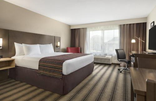 Springfield Hotel | Relax at Country Inn & Suites with Pool and Family Amenities