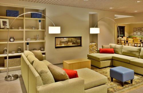 Springfield Hotel | Relax at Country Inn & Suites with Pool and Family Amenities