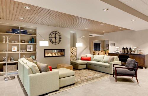 Springfield Hotel | Relax at Country Inn & Suites with Pool and Family Amenities