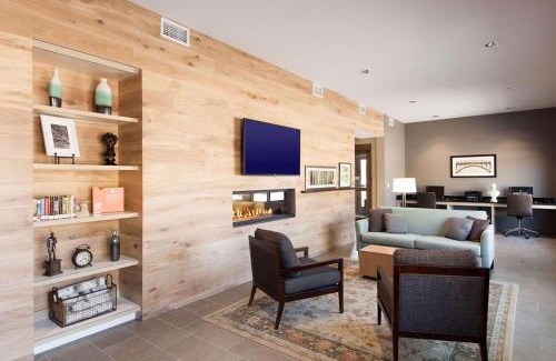 Springfield Hotel | Relax at Country Inn & Suites with Pool and Family Amenities