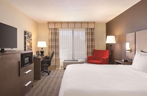 Albert Lea Hotel | Top-Rated Country Inn & Suites: Pool, Spa & Family-Friendly