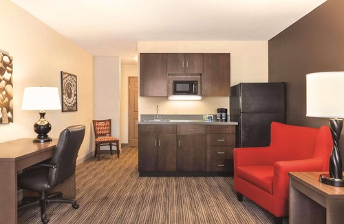 Albert Lea Hotel | Top-Rated Country Inn & Suites: Pool, Spa & Family-Friendly
