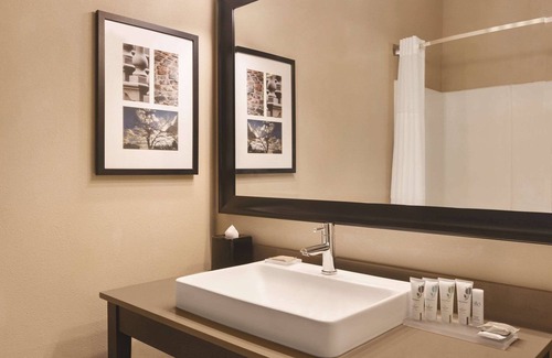 Albert Lea Hotel | Top-Rated Country Inn & Suites: Pool, Spa & Family-Friendly