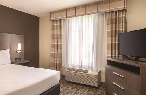 Albert Lea Hotel | Top-Rated Country Inn & Suites: Pool, Spa & Family-Friendly