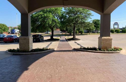 Wells Branch Hotel | Comfortable Country Inn & Suites in Pflugerville, TX
