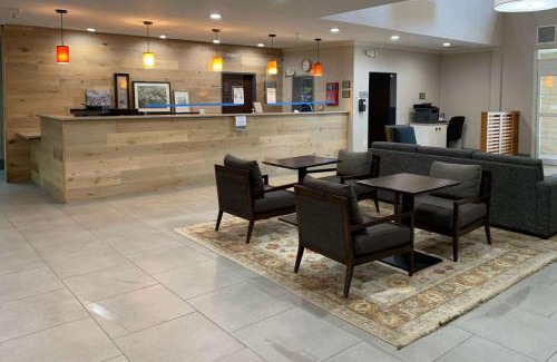 Wells Branch Hotel | Comfortable Country Inn & Suites in Pflugerville, TX