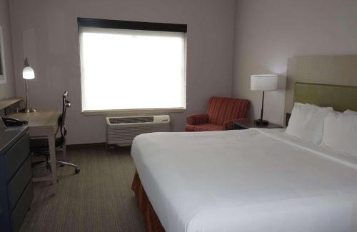 Round Rock Hotel | Relax at Country Inn & Suites, Round Rock - Family-Friendly Stay