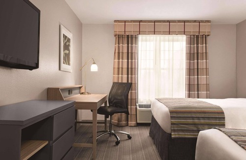 Schaumburg Hotel | Inviting Country Inn & Suites: Pool, Spa & Family-Friendly