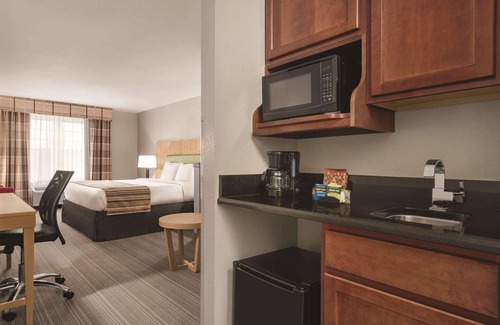 Schaumburg Hotel | Inviting Country Inn & Suites: Pool, Spa & Family-Friendly