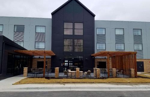 Lawrence Hotel | Relaxing Retreat at Country Inn & Suites, Lawrence, KS