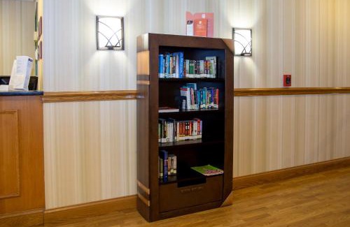 Macedonia Hotel | Relax at Country Inn & Suites by Radisson, Macedonia, OH