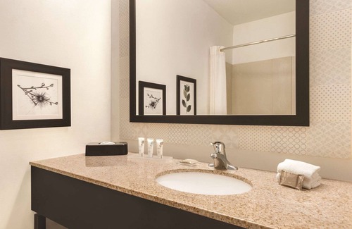 Conyers Hotel | Welcoming Country Inn & Suites in Conyers, GA with Pool
