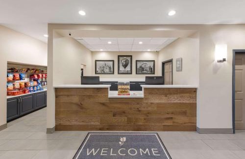 Findlay Hotel | Relaxing Retreat at Country Inn & Suites, Findlay, OH