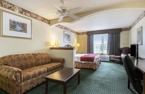 Elkhart Hotel | Welcoming Country Inn & Suites by Radisson, Elkhart North