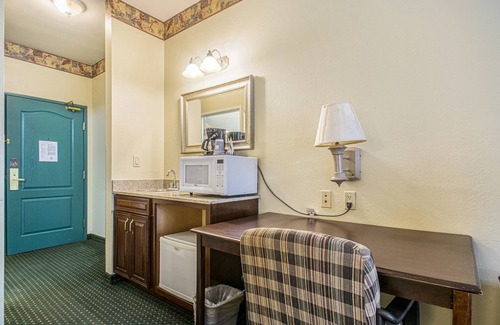 Elkhart Hotel | Welcoming Country Inn & Suites by Radisson, Elkhart North