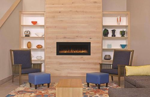 Monona Hotel | Inviting Country Inn & Suites: Pet-Friendly Retreat in Madison