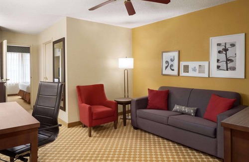 Manteno Hotel | Inviting Country Inn & Suites with Pool and Breakfast