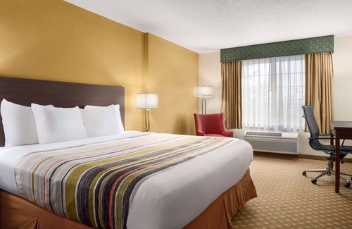 Manteno Hotel | Inviting Country Inn & Suites with Pool and Breakfast