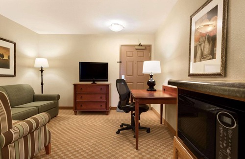 Orange Prairie Hotel | Relax at Country Inn & Suites, Peoria North with Pool Access