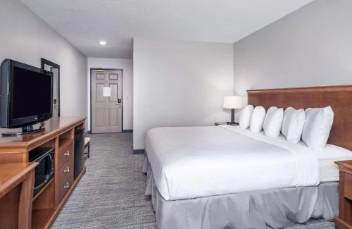 Maumee Hotel | Inviting Country Inn & Suites: Pool, Breakfast & More!