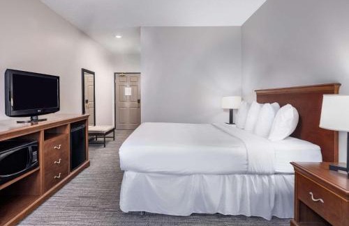 Maumee Hotel | Inviting Country Inn & Suites: Pool, Breakfast & More!