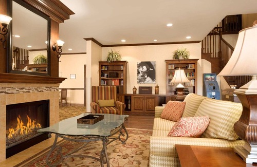 Minot Hotel | Comfortable Country Inn & Suites with Pool in Minot, ND