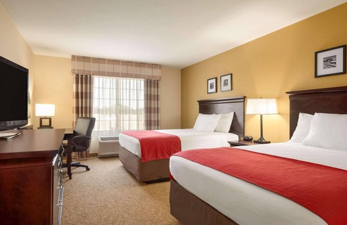 Minot Hotel | Comfortable Country Inn & Suites with Pool in Minot, ND