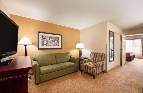 Minot Hotel | Comfortable Country Inn & Suites with Pool in Minot, ND