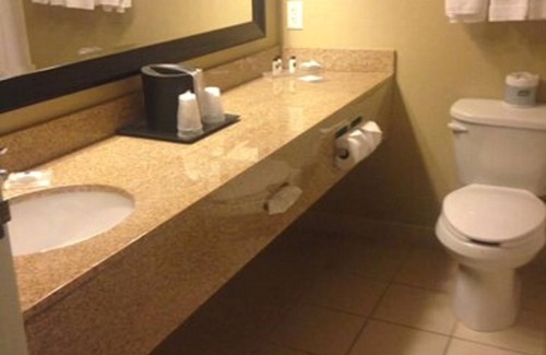 Minot Hotel | Comfortable Country Inn & Suites with Pool in Minot, ND