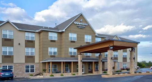 Quad Cities Hotel | Cozy Country Inn & Suites Near Moline Airport, IL