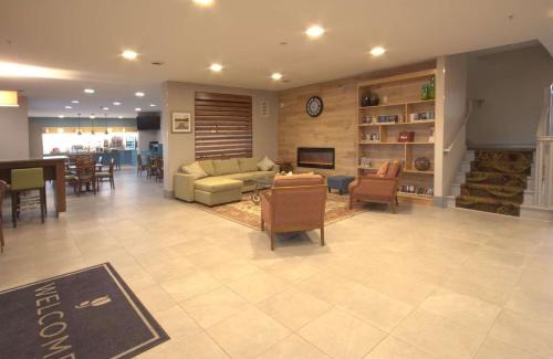 Quad Cities Hotel | Cozy Country Inn & Suites Near Moline Airport, IL