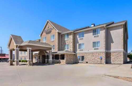 Topeka Hotel | Relax at Country Inn & Suites with Pool and Pet-Friendly Stays