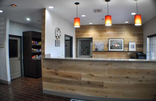 Topeka Hotel | Relax at Country Inn & Suites with Pool and Pet-Friendly Stays