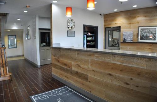 Topeka Hotel | Relax at Country Inn & Suites with Pool and Pet-Friendly Stays