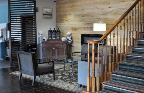 Topeka Hotel | Relax at Country Inn & Suites with Pool and Pet-Friendly Stays