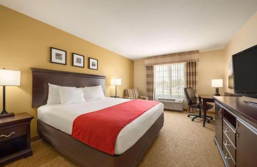 Minot Hotel | Inviting Country Inn & Suites in Minot, ND with Pool Access