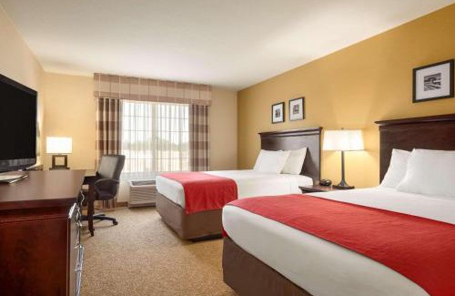 Minot Hotel | Inviting Country Inn & Suites in Minot, ND with Pool Access