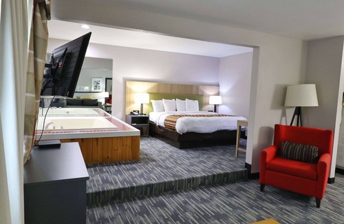 Sparta Hotel | Inviting Country Inn & Suites: Pool, Spa & Family-Friendly