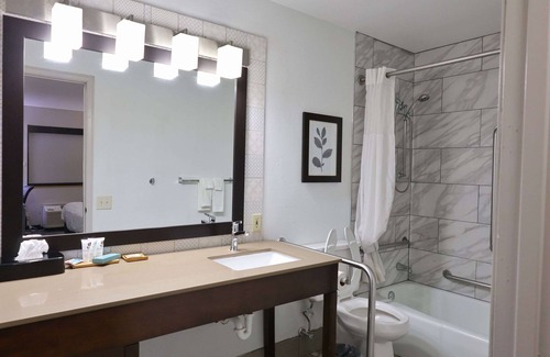 Sparta Hotel | Inviting Country Inn & Suites: Pool, Spa & Family-Friendly