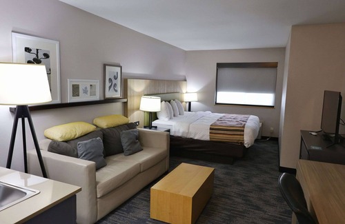 Sparta Hotel | Inviting Country Inn & Suites: Pool, Spa & Family-Friendly