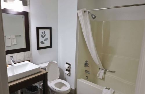 Sparta Hotel | Inviting Country Inn & Suites: Pool, Spa & Family-Friendly