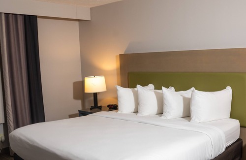 Erie Hotel | Relax at Country Inn & Suites by Radisson Erie with Pool