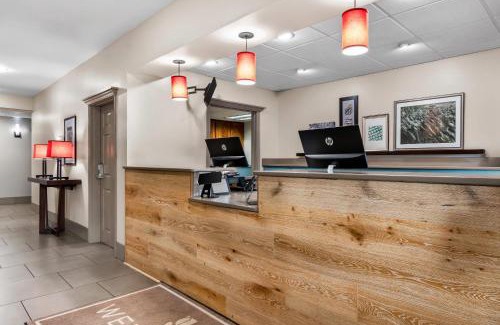 Chambersburg Hotel | Relax at Country Inn & Suites with Pool and Pet-Friendly Perks