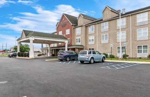 Chambersburg Hotel | Relax at Country Inn & Suites with Pool and Pet-Friendly Perks