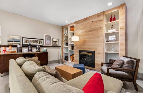 Chambersburg Hotel | Relax at Country Inn & Suites with Pool and Pet-Friendly Perks