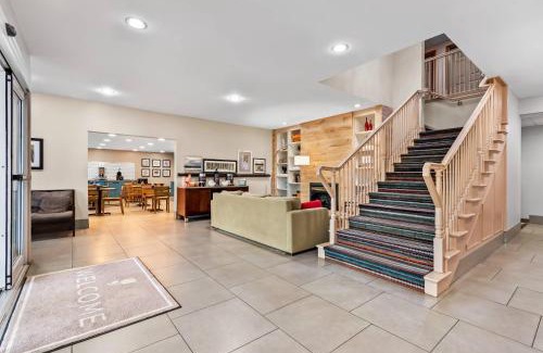 Chambersburg Hotel | Relax at Country Inn & Suites with Pool and Pet-Friendly Perks