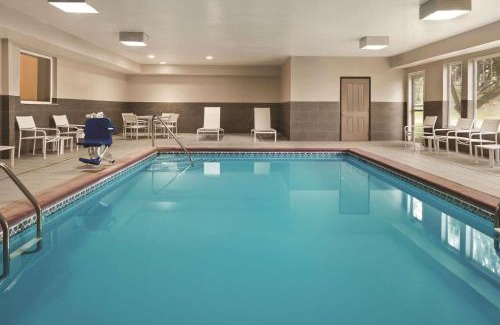 Southport Hotel | Relaxing Getaway at Country Inn & Suites, Indianapolis South